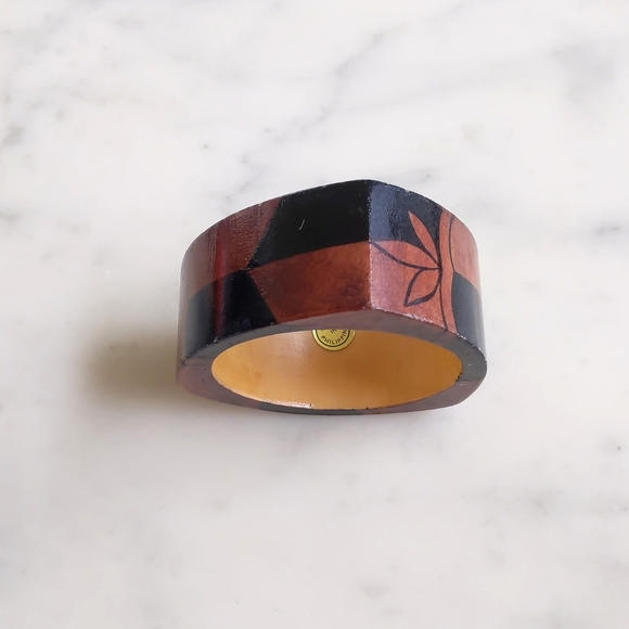 Vintage 1.25" Wide Floral and Pattern Two Tone Painted Wooden Bangle Bracelet. - Picture 1 of 3